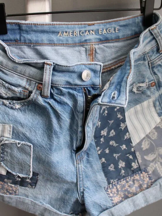 American Eagle AE Patch Me Up Blue Floral High-Rise Denim Mom Shorts Size 4 - Picture 3 of 11